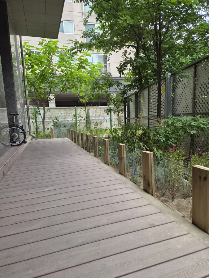 휀스출입문설치 데크 보행로 옆 패널 휀스 시공 후 현장 사진